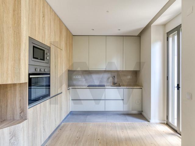Bright and renovated 1 bedroom apartment with balcony and storage room in Lisbon