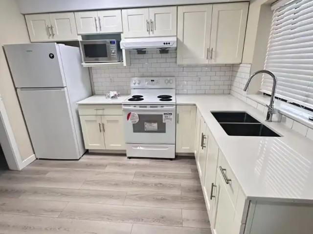 Bright and spacious 2 bed ground unit near Nanaimo Station includes utilities