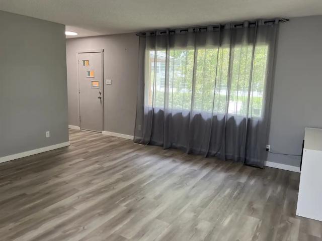Bright and spacious 3brd main floor with large fenced yard in Southview