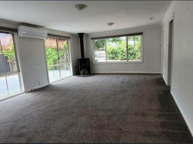 Bright & Airy 4 Bedroom Home close to Town