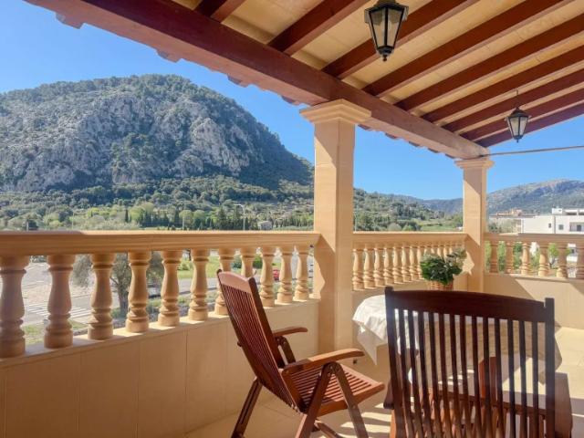 Bright apartment for rent in Pollença with large terrace and views of Puig de María