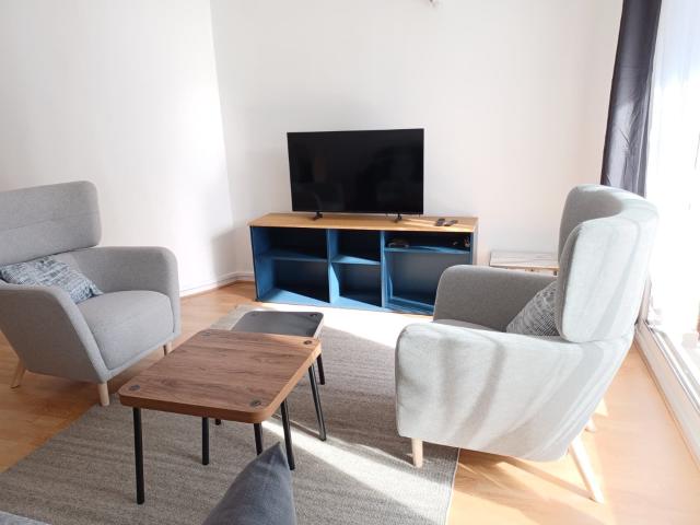 Bright apartment with balcony and garage near RER B Bourg la ReineBright, beautiful home Bourg la Reine