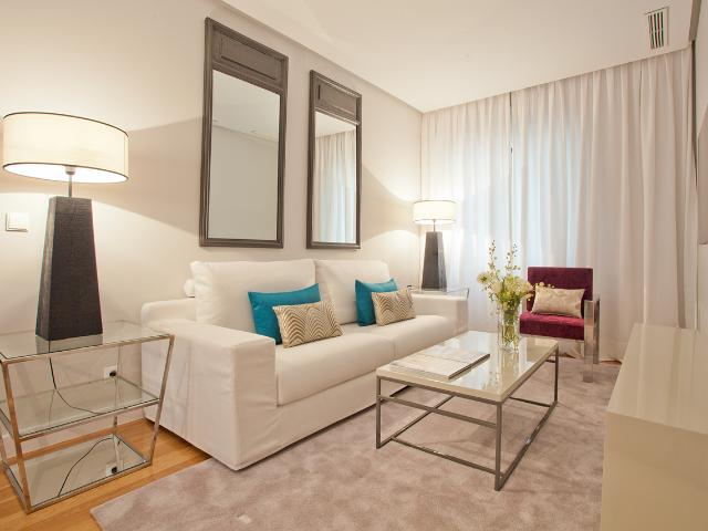 Bright apartment with modern furnishings in Salamanca neighbourhood