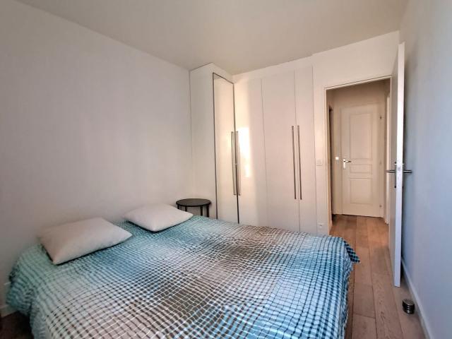 Bright apartment with separate bedroom, 4 minutes from the metro, renovated in a very quiet building Paris Amsterdam Apartments for Rent