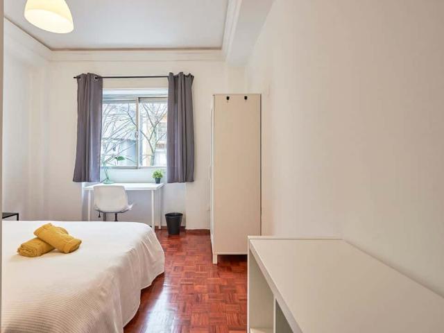 Bright double bedroom in Marquês de Pombal Room 6