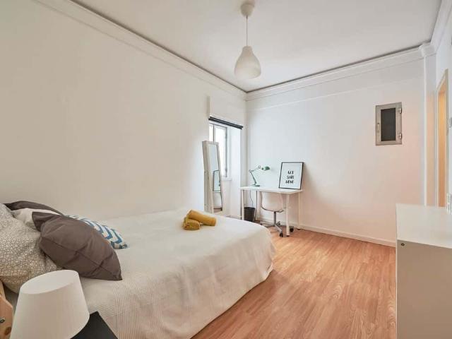 Bright double bedroom in Marquês de Pombal Room 8