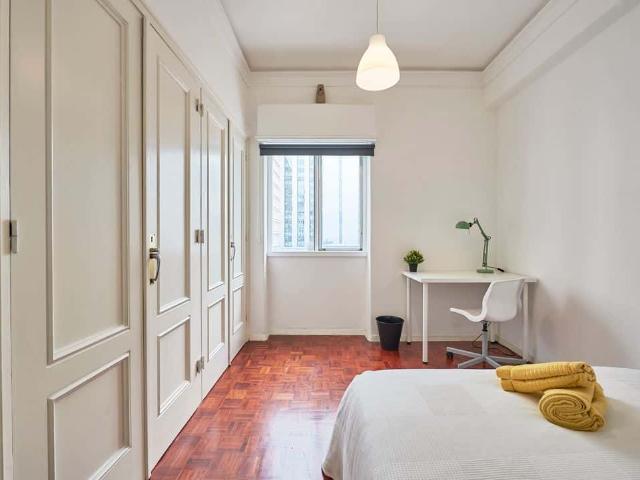 Bright double bedroom in Marquês de Pombal Room 9