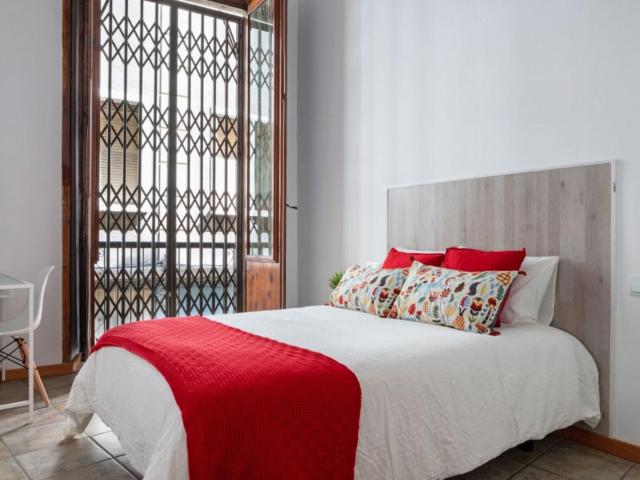 Bright double bedroom not far from Jaume I metro station
