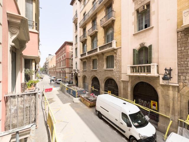 Bright double bedroom with balcony close to La Rambla