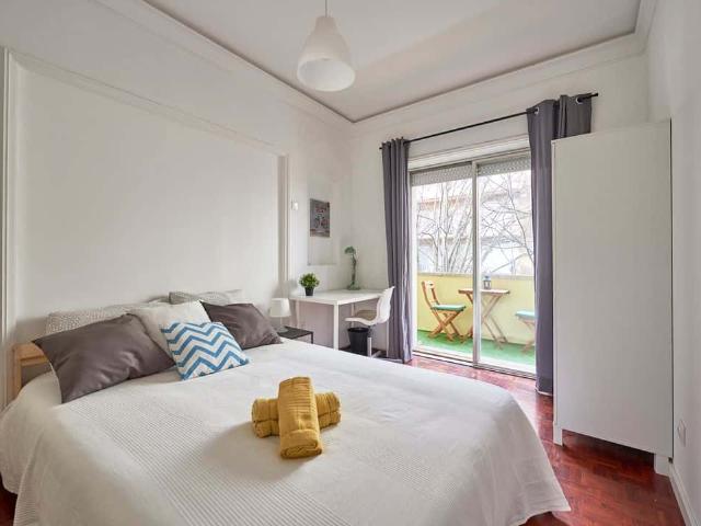 Bright double bedroom with balcony in Marquês de Pombal Room 3