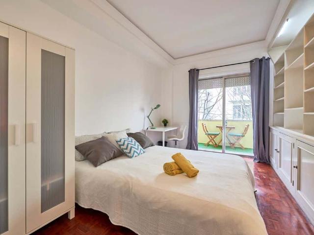 Bright double bedroom with balcony in Marquês de Pombal Room 2