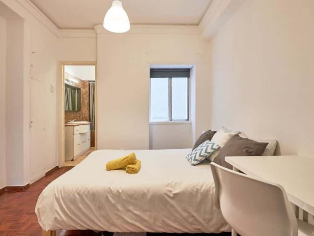 Bright double bedroom with private bathroom in Marquês de Pombal Room 7