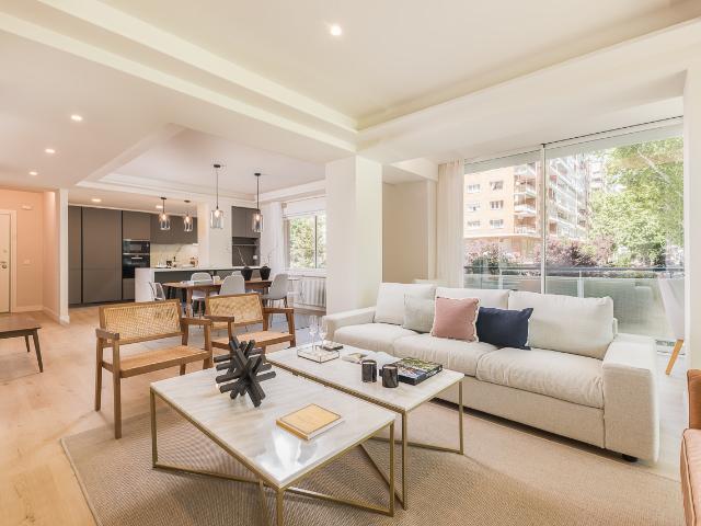 Bright four bedroom apartment near the Bernabéu