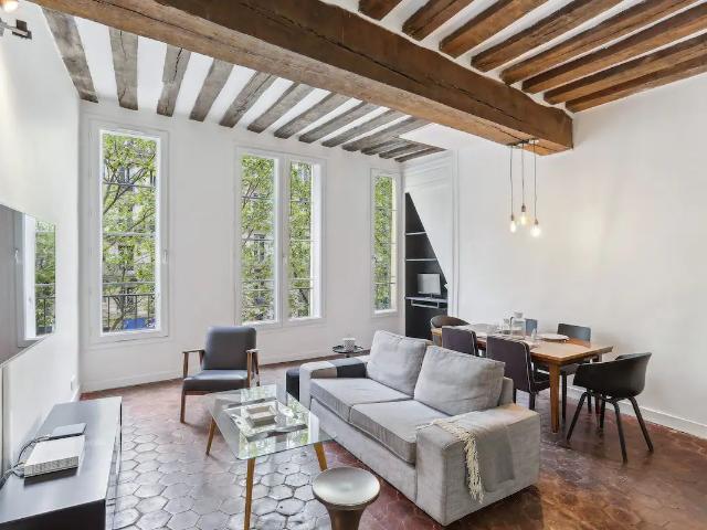 Bright flat in the heart of Saint Germain
