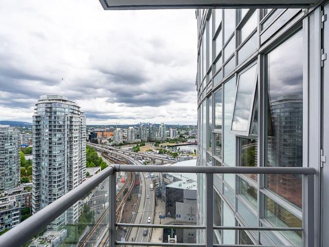 Bright Furnished 1 Bedroom Downtown Vancouver Suite with Mountain Viewss
