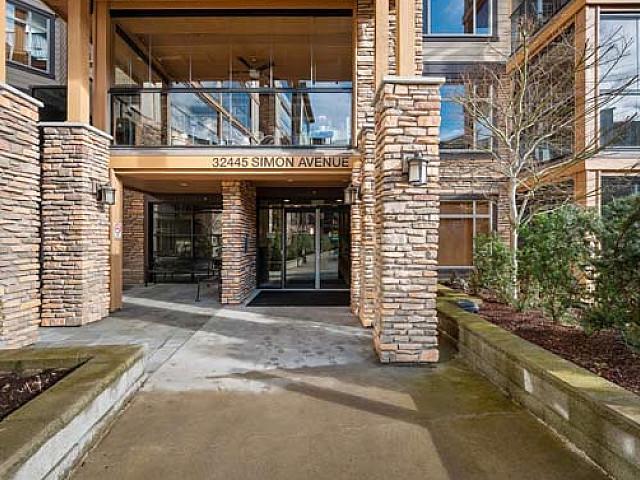 Bright & Inviting Condo!