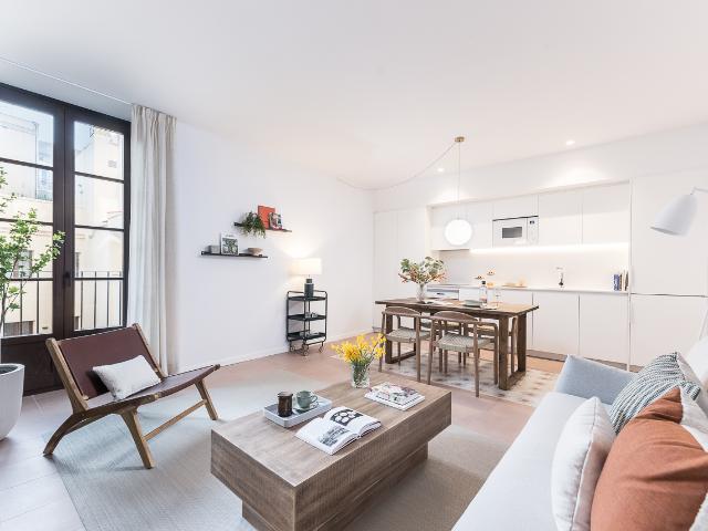 Bright one bedroom apartment with balcony in Oasis Barcelona