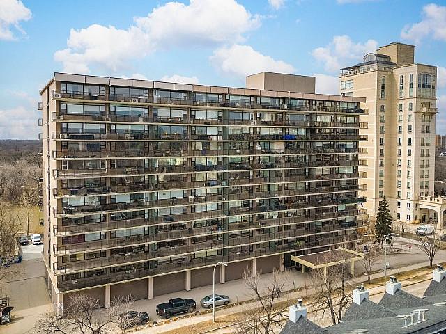 Bright & Open 800sqft Condo Offering Panoramic City Views!
