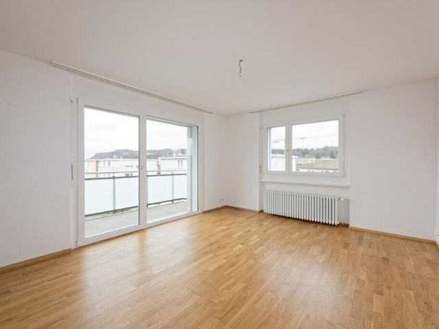 Bright living rooms & sunny balcony – view now!