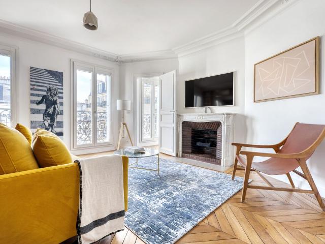Bright & Modern Two Bedroom in Rochechouart, Paris Amsterdam Apartments for Rent