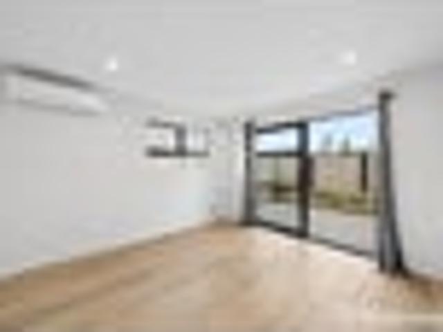 Bright & Modern 2 Bed End Unit, Move In Today