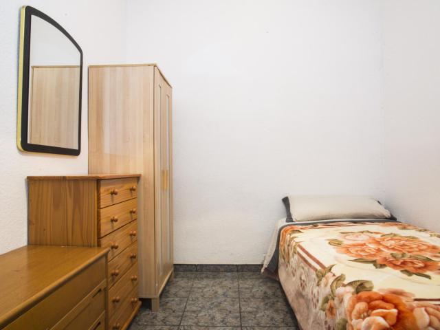 Bright single bedroom close to Vallcarca metro station