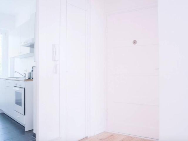 Bright single bedroom in 3 bedroom apartment