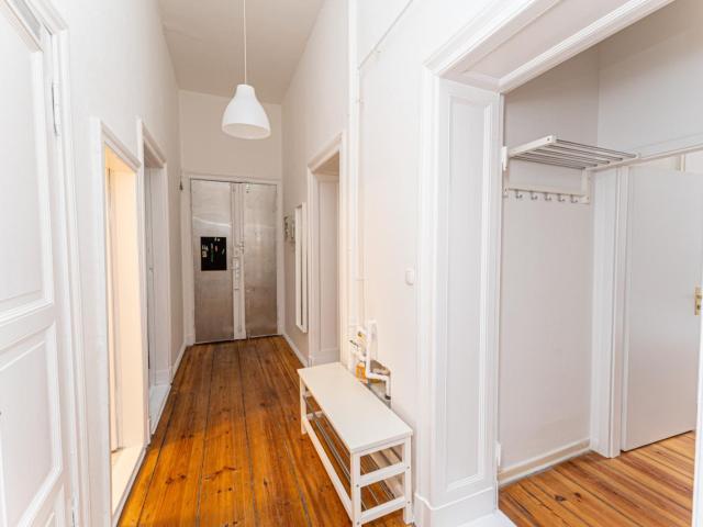 Bright single bedroom in a 5 bedroom apartment in Charlottenburg