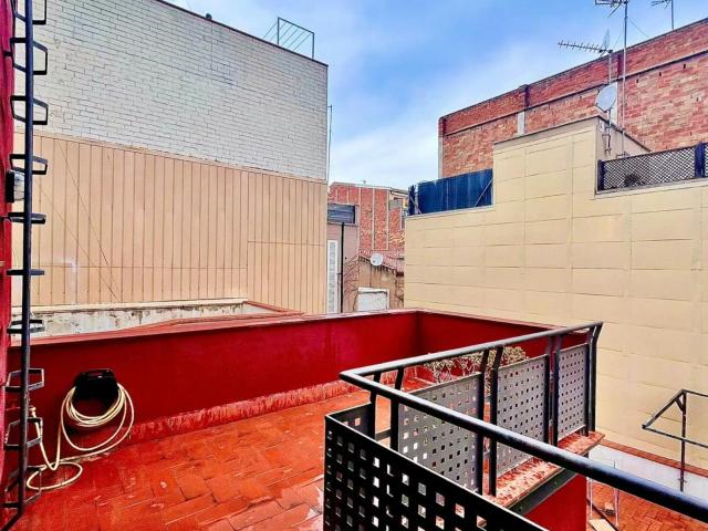 Bright single bedroom in El Camp de l'Arpa del Clot