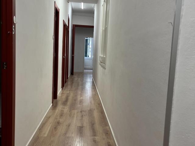 Bright single bedroom in shared flat in Eixample
