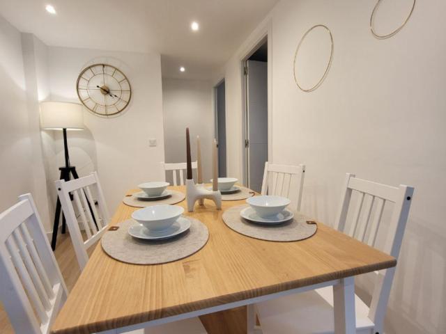 Bright single bedroom in shared flat in Pla del Bon Repòs