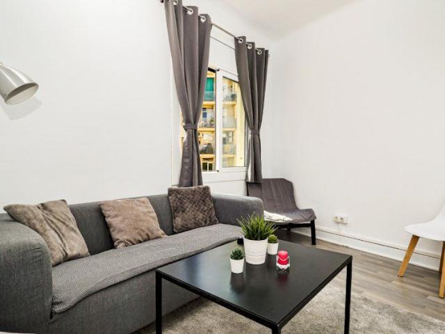 Bright single room in Valencia street, in El Clot area