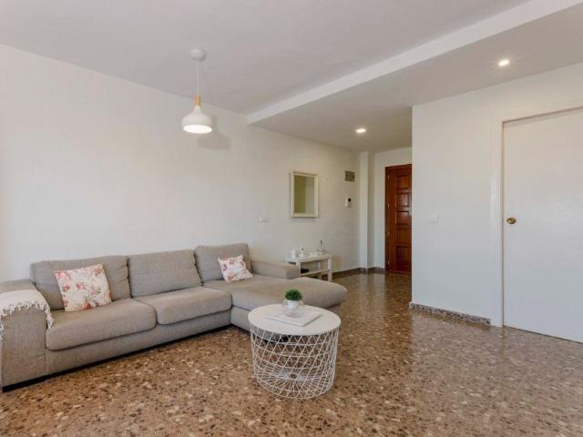 Bright single room on Serpis Street