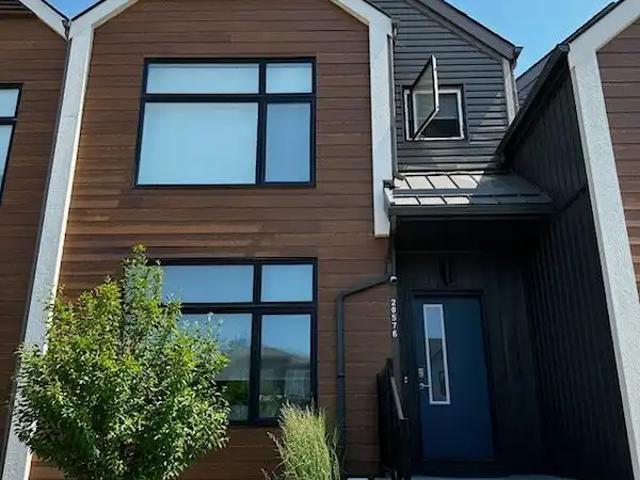 Bright & Spacious 3 Bed Townhouse | Bonus Room | Fenced Backyard