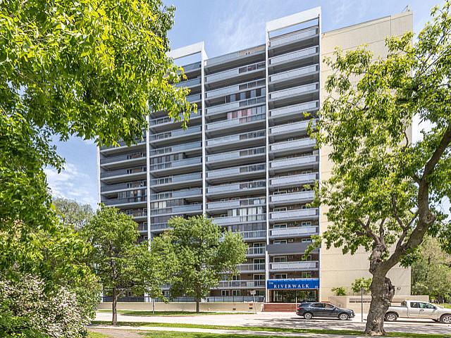 Bright & Spacious 1 bedroom Condo W/ Furniture Included