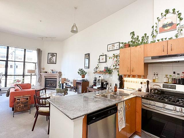 Bright & Spacious 1br 1ba 1den Condo In The Heart Of Kitsilano!