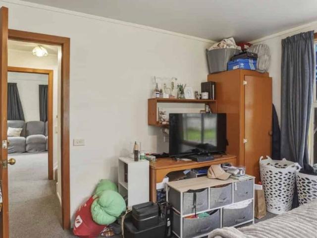 Bright & Spacious !