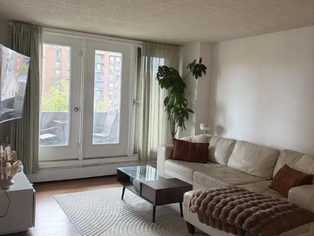 Bright & Spacious South Facing 1 Bed + Den in the Beltline