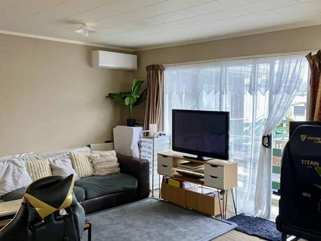 Bright & Spacious Two Bedroom Upstairs Unit Close to the University
