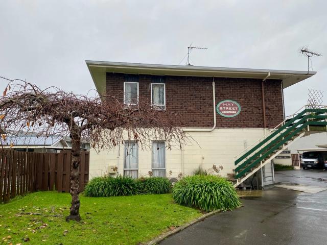 Bright & Spacious Two bedroom Upstairs Unit Close To The University
