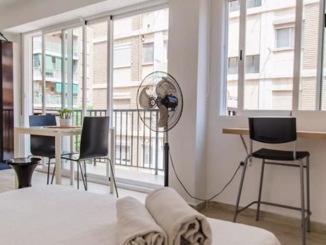 Bright studio apartment with charming balcony for rent near Metro in L'Amistat