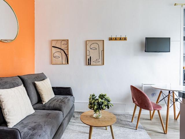 Bright Studio with AC in the Heart of the 19th Arrondissement, Paris Amsterdam Apartments for Rent