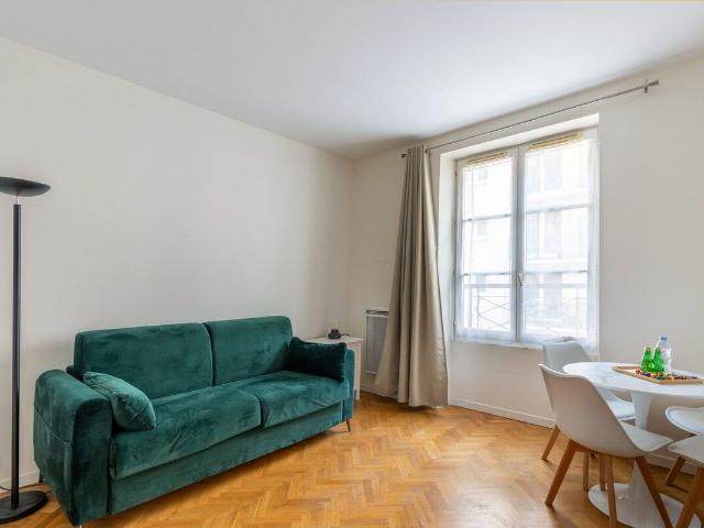 Bright Studio with AC near Parc Monceau, Paris Amsterdam Apartments for Rent