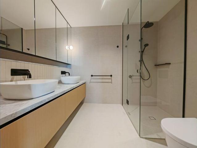 Bright, Stylish & Fully Furnished – Luxury Beachside Apartment on St Kilda Road!