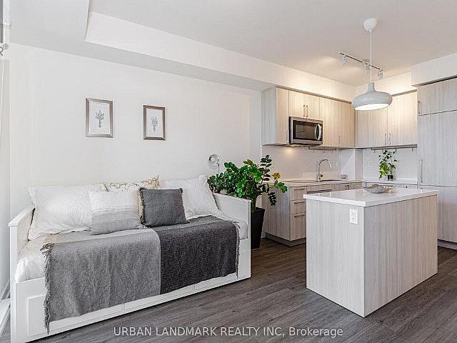 Bright & Sunny 1 Bedroom + Den Condo For Sale In Thornhill