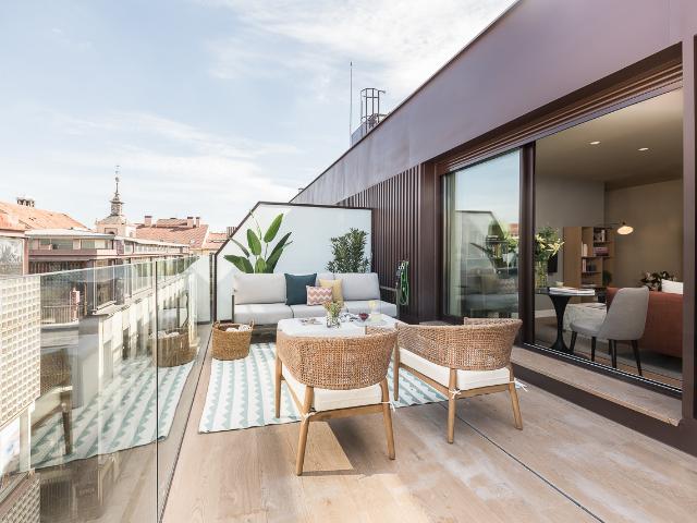 Bright penthouse with terrace in Malasaña