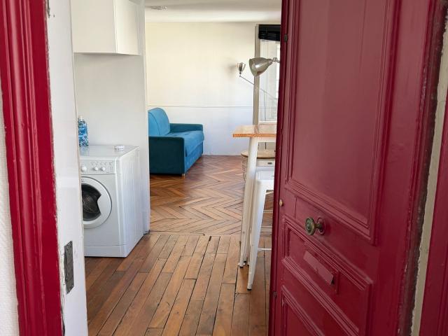 Bright & Quiet Parisian Studio in the Heart of Oberkampf, Paris Amsterdam Apartments for Rent