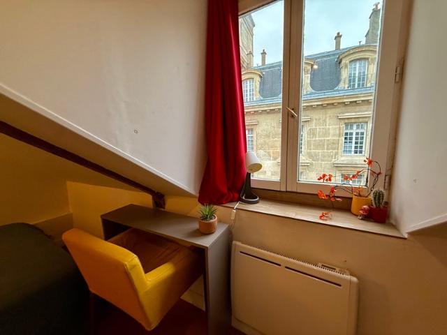 Bright & Quiet Room near République
