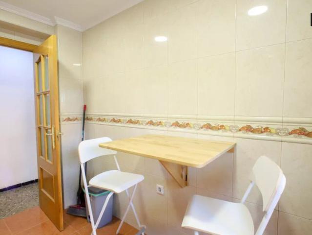 Bright room to rent in 4 bedroom apartment in relaxed Campanar