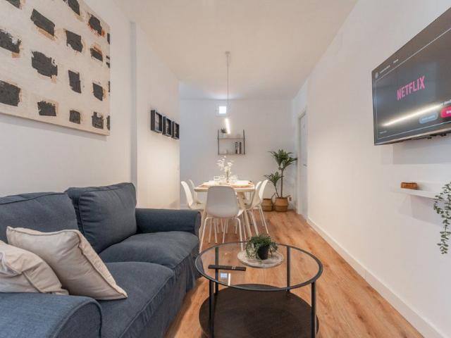 Bright room with balcony on Redondilla Street